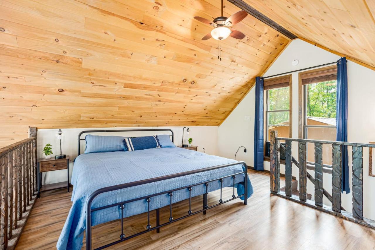 Quaint Loft Cabin W Hot Tub, Firepit, Deck & Grill Hedgesville Ngoại thất bức ảnh