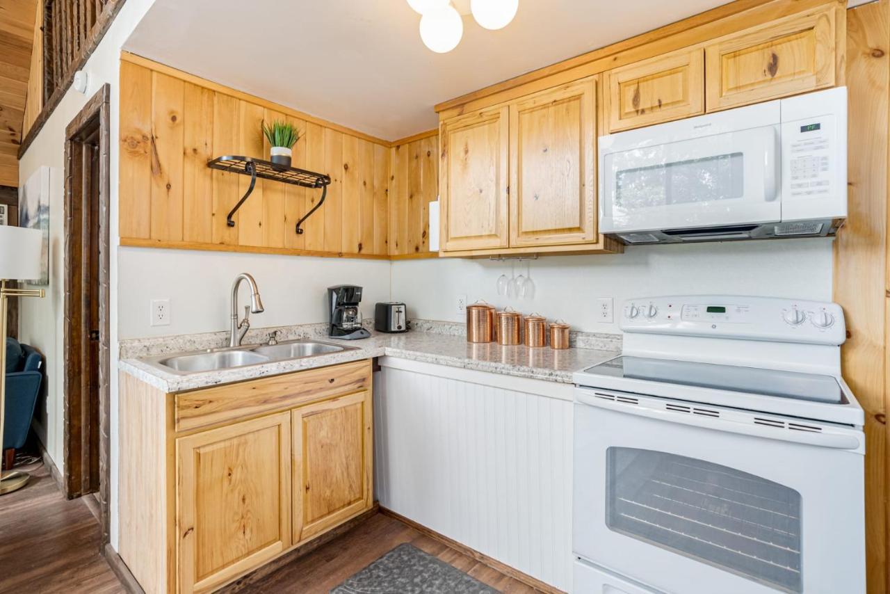 Quaint Loft Cabin W Hot Tub, Firepit, Deck & Grill Hedgesville Ngoại thất bức ảnh