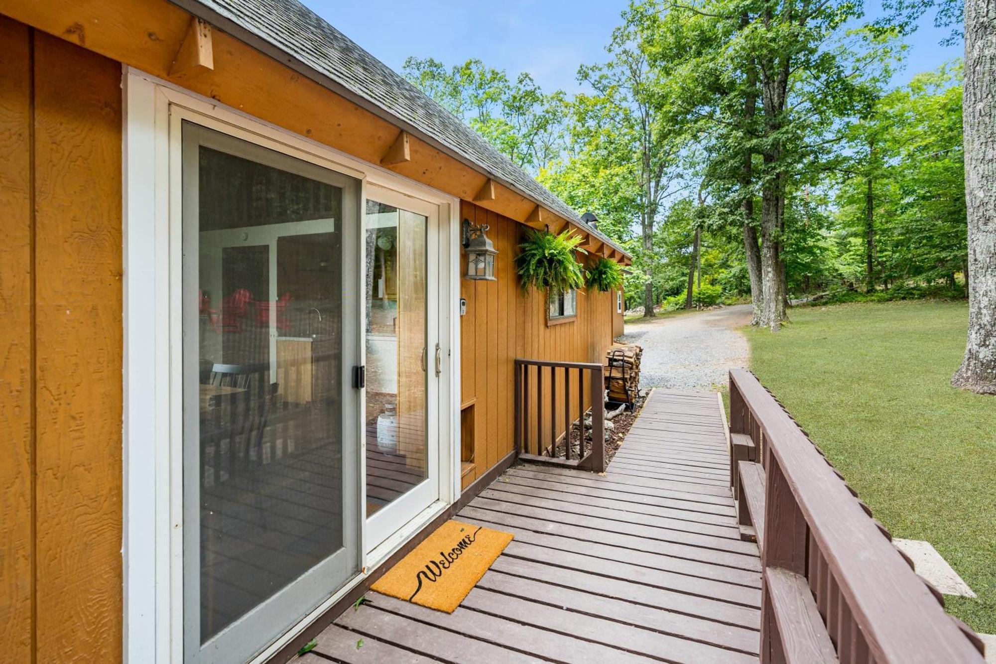 Quaint Loft Cabin W Hot Tub, Firepit, Deck & Grill Hedgesville Ngoại thất bức ảnh