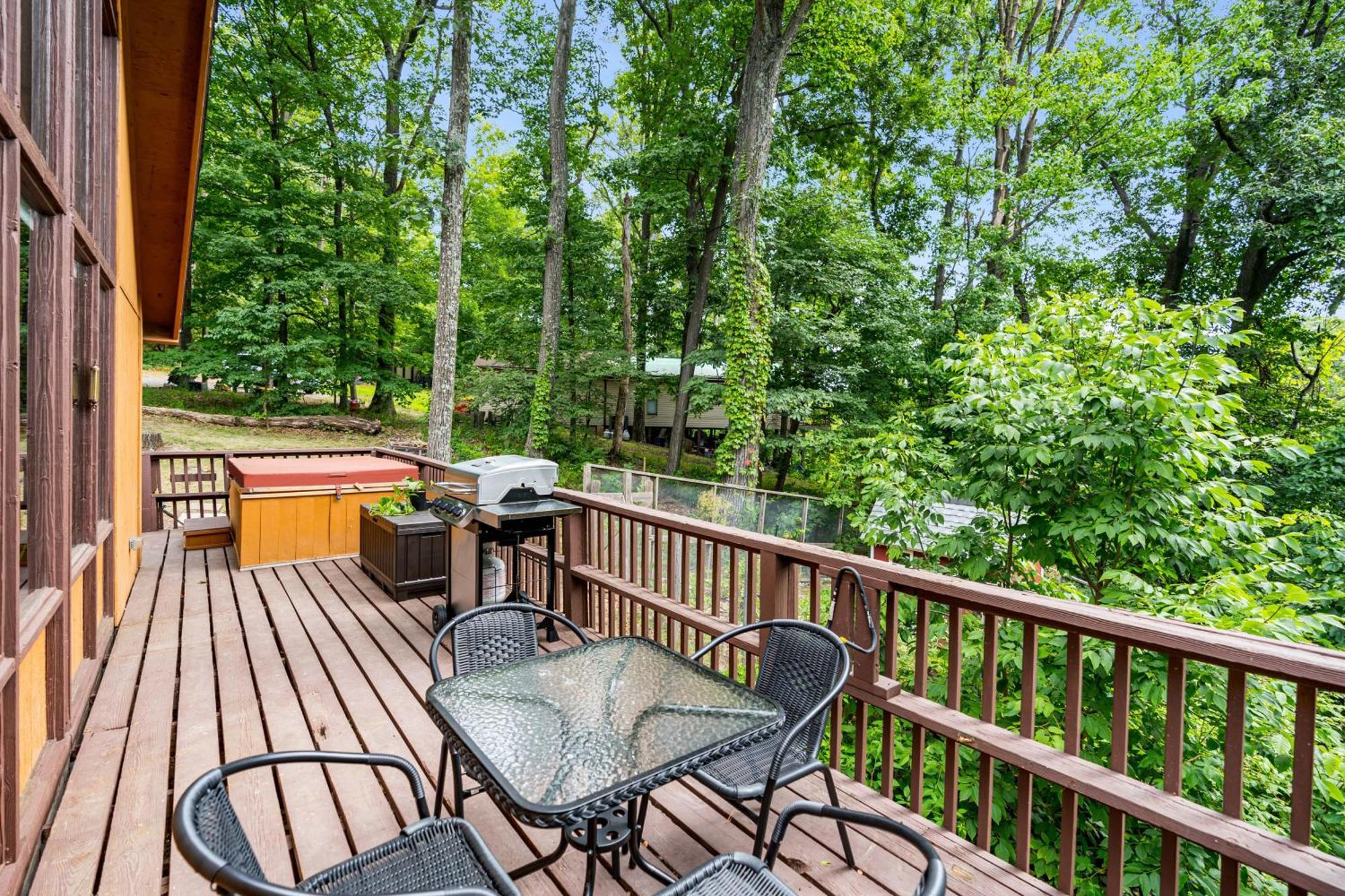 Quaint Loft Cabin W Hot Tub, Firepit, Deck & Grill Hedgesville Ngoại thất bức ảnh
