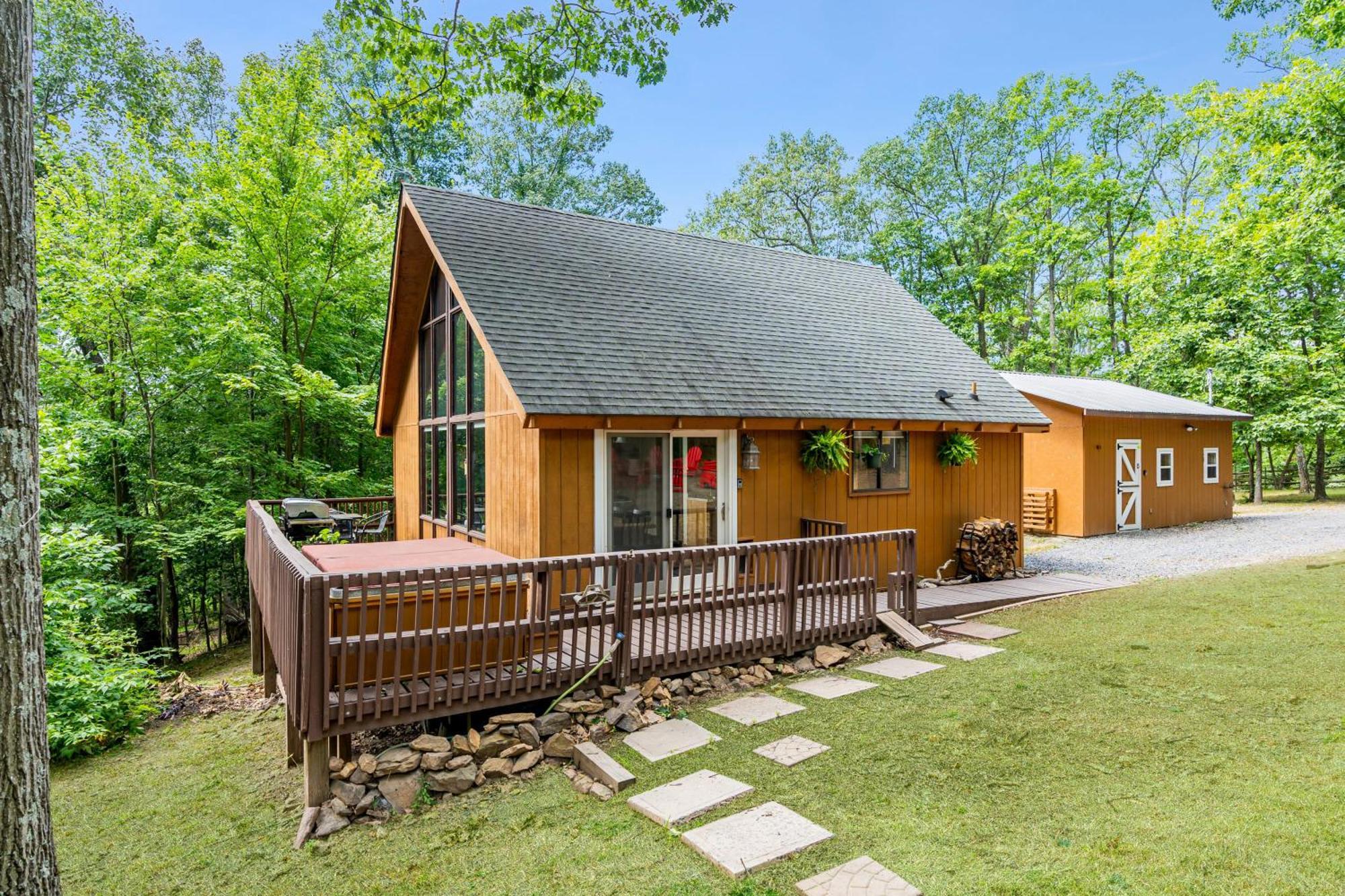 Quaint Loft Cabin W Hot Tub, Firepit, Deck & Grill Hedgesville Ngoại thất bức ảnh