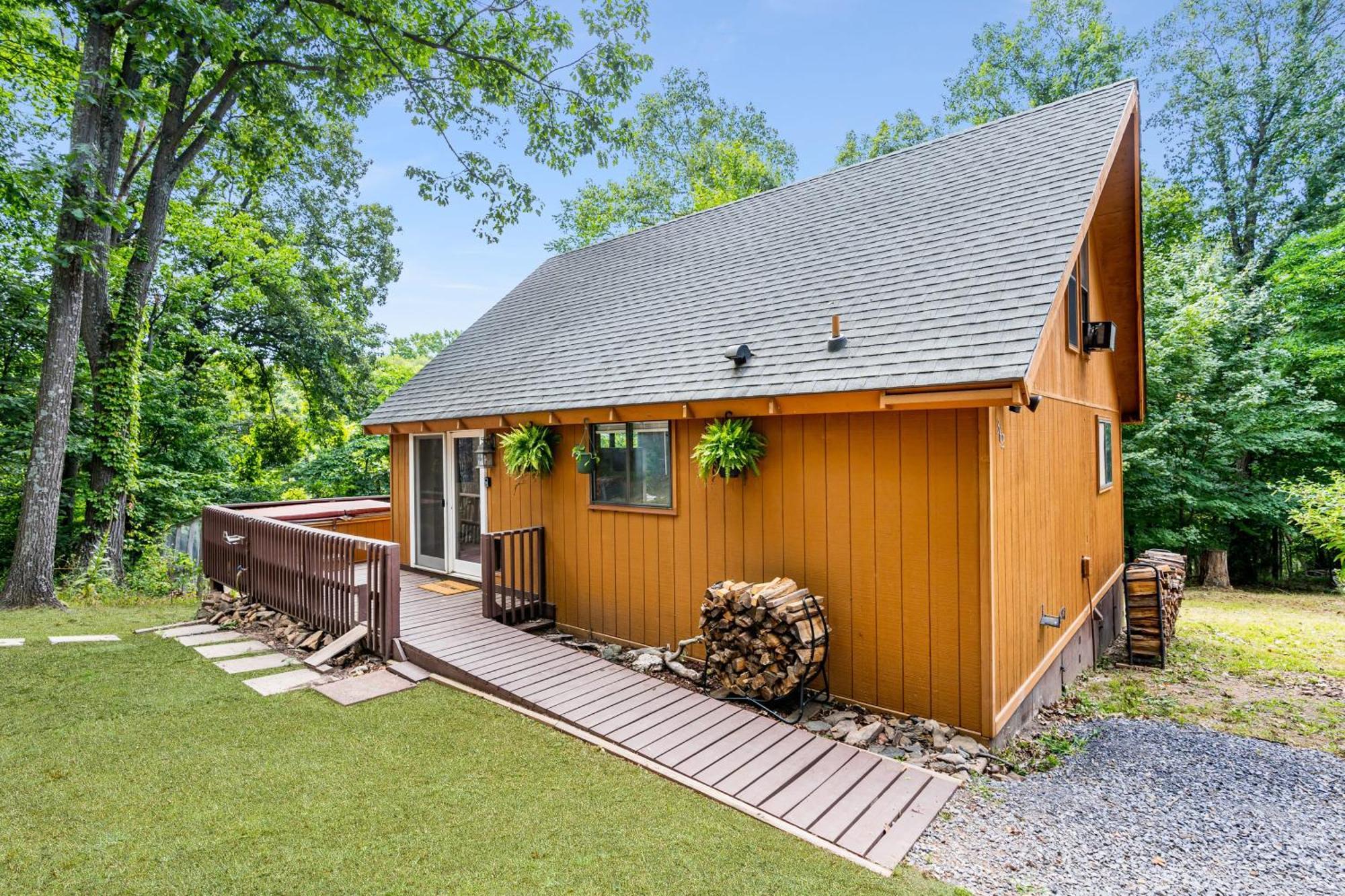 Quaint Loft Cabin W Hot Tub, Firepit, Deck & Grill Hedgesville Ngoại thất bức ảnh