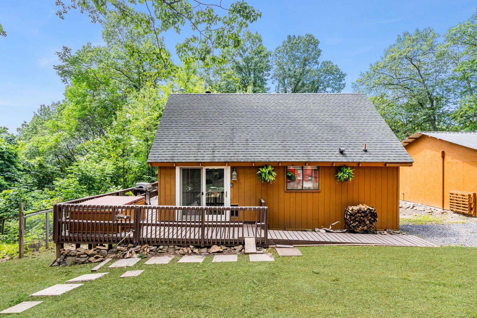Quaint Loft Cabin W Hot Tub, Firepit, Deck & Grill Hedgesville Ngoại thất bức ảnh