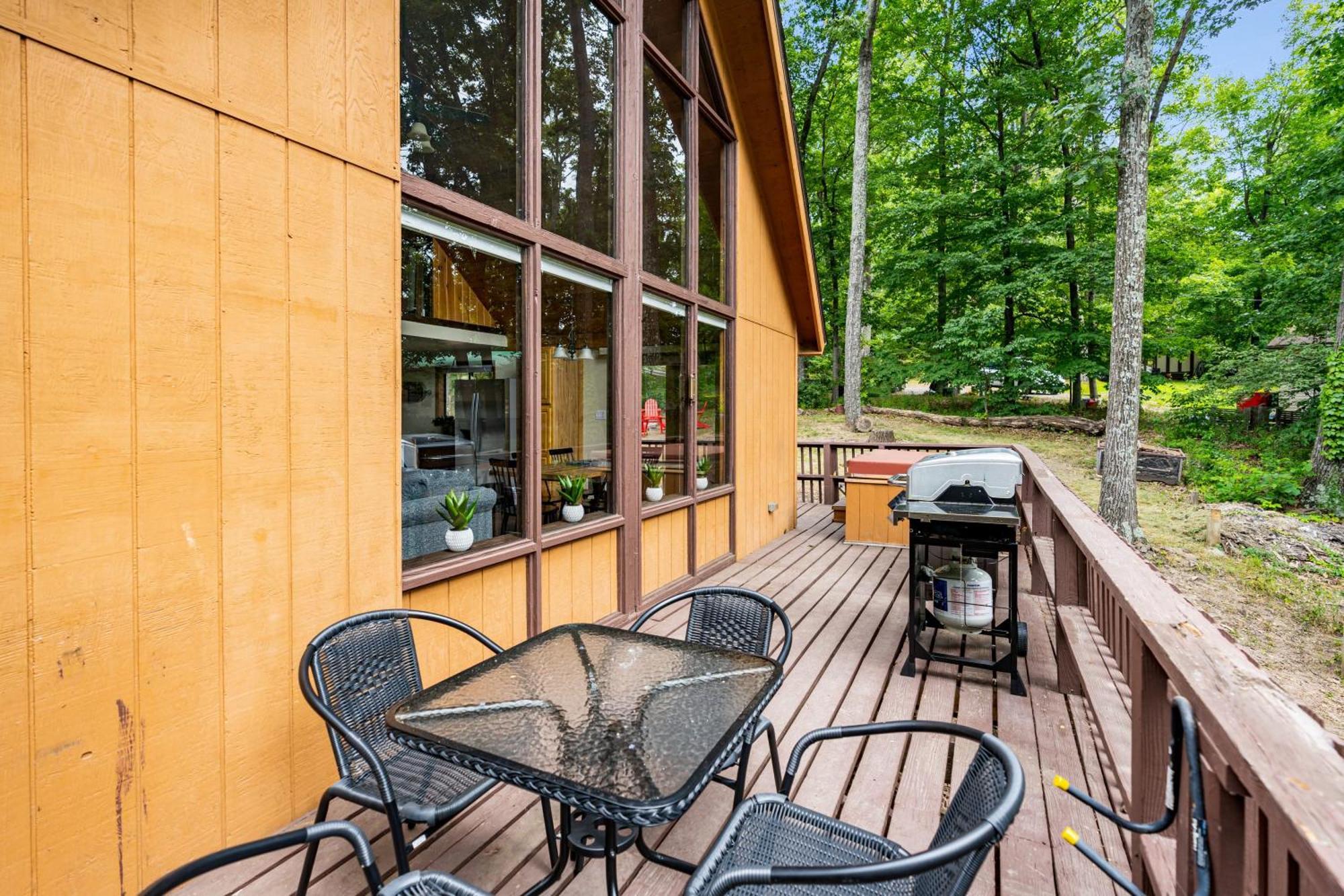 Quaint Loft Cabin W Hot Tub, Firepit, Deck & Grill Hedgesville Ngoại thất bức ảnh